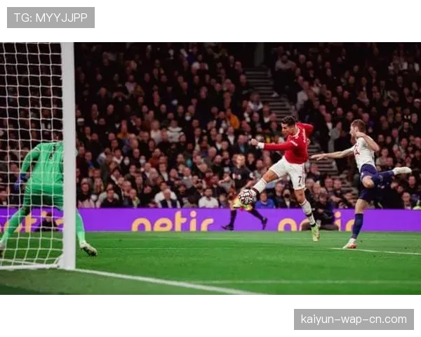 曼联梅努缺阵致攻防转换联系中断，狭小空间控球转移能力下降